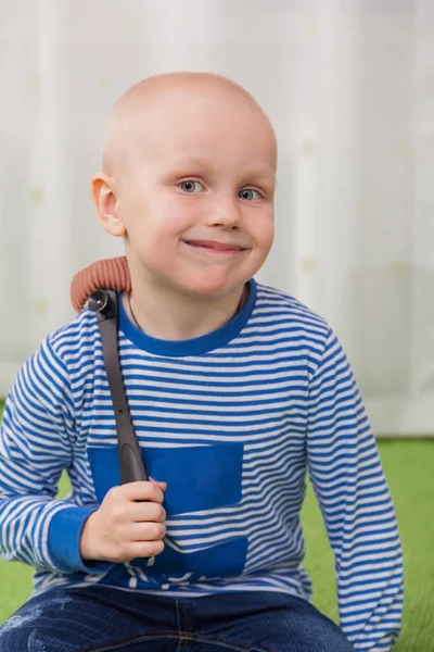 Ragazzo con i baffi giocattolo — Foto Stock