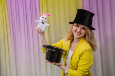 Kadın büyücü hileler gösterir