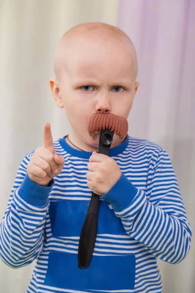 Chłopiec z wąsem zabawka — Zdjęcie stockowe