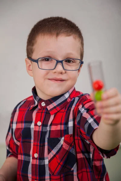 Αγόρι με τα γυαλιά ως επιστήμονας — Φωτογραφία Αρχείου