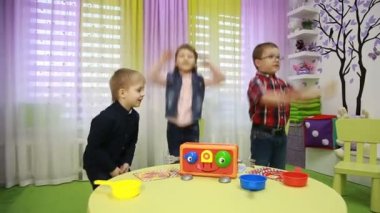 Kadın büyücü hileler gösterir