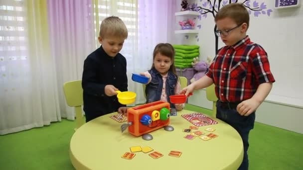 Los niños juegan juegos de mesa — Vídeos de Stock