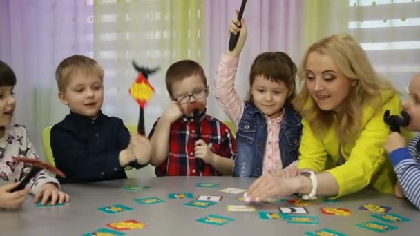 Kinderen spelen bordspellen — Stockvideo