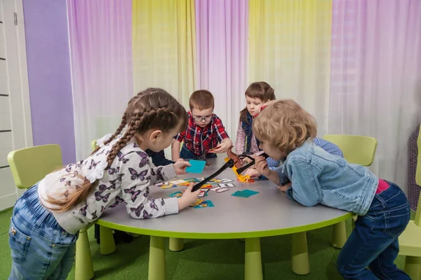 Los niños juegan juegos de mesa — Foto de Stock