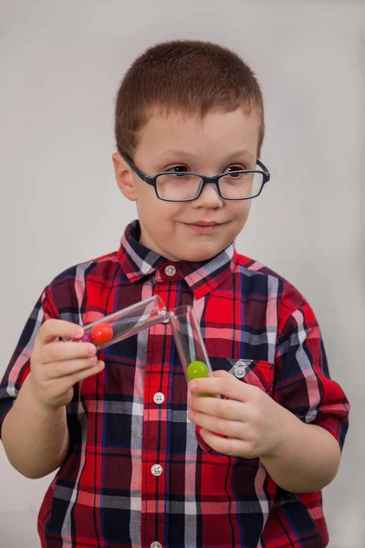 Ragazzo con gli occhiali come scienziato — Foto Stock