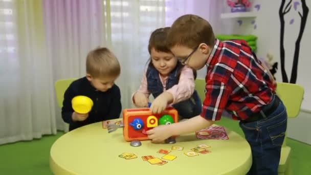 Los niños juegan juegos de mesa — Vídeos de Stock