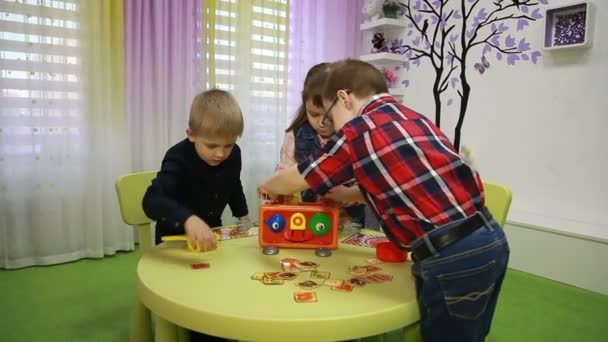 Los niños juegan juegos de mesa — Vídeos de Stock