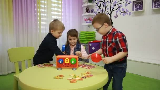 Los niños juegan juegos de mesa — Vídeos de Stock