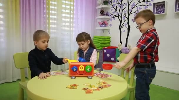 Τα παιδιά παίζουν επιτραπέζια παιχνίδια — Αρχείο Βίντεο