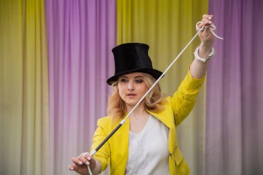 Kadın büyücü hileler gösterir