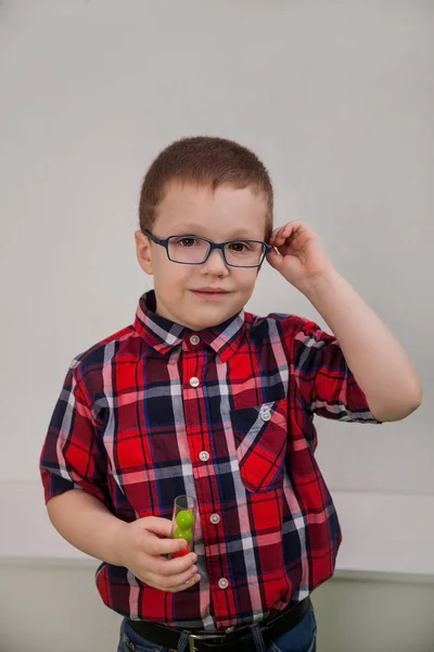 Chłopiec w okularach, jako naukowiec — Zdjęcie stockowe