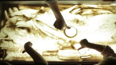 hildren aydınlatma kumla elleriyle çizmek