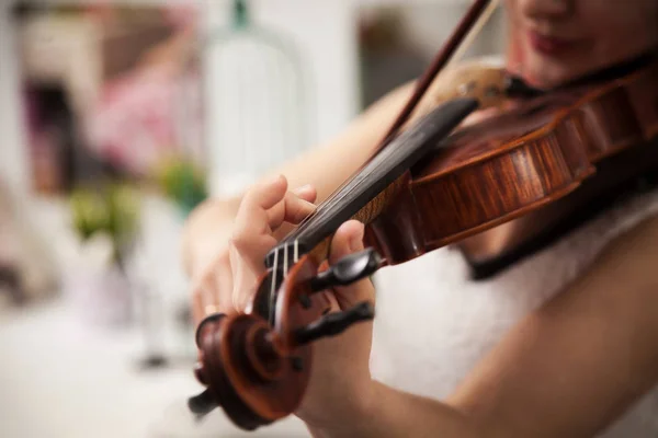 Ragazza che suona il violino — Foto Stock