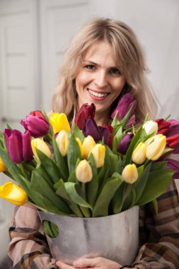 Bir buket Lale çiçek metal bir kova ile güzel kadın