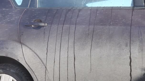 Lavar um carro sujo com espuma — Vídeo de Stock