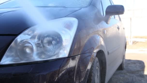 Wassen van een vuile auto met schuim — Stockvideo