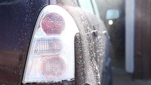 Lavar un coche sucio con espuma — Vídeo de stock