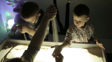 hildren aydınlatma kumla elleriyle çizmek