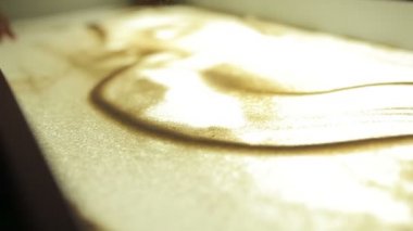 hildren aydınlatma kumla elleriyle çizmek