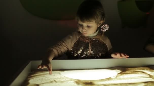 Les enfants dessinent avec leurs mains sur le sable avec illumination — Video