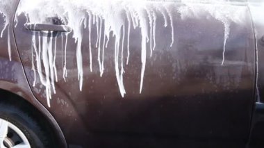 köpük ile kirli bir araba yıkama