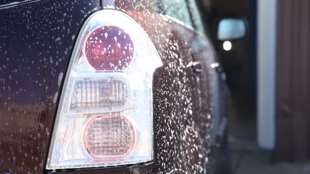 Spălarea unei mașini murdare cu spumă — Videoclip de stoc