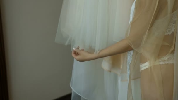 Невеста касается своего свадебного платья — стоковое видео