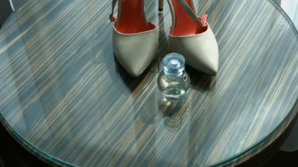 Взуття для наречених з ювелірними виробами та парфумами — стокове відео