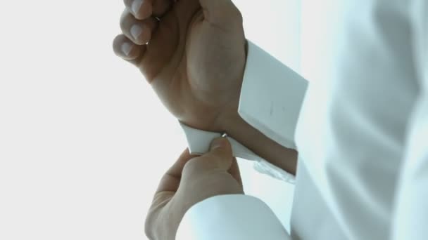 新郎穿着时髦的袖扣 闭上一只手男人怎么穿白衬衫和袖扣能够 — 图库视频影像
