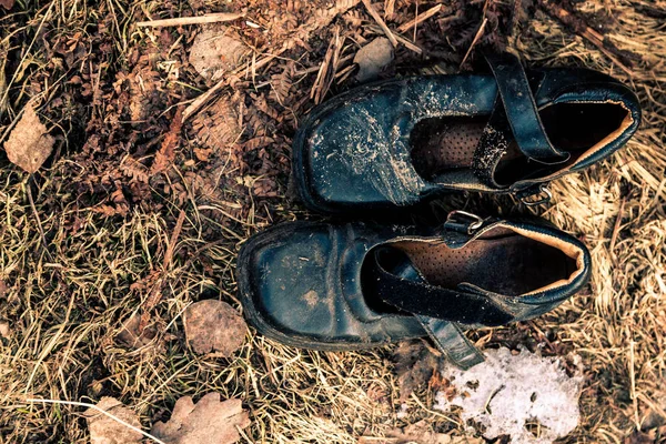 Scarpe vecchie sull'erba — Foto Stock