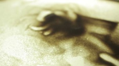 Öğretmen öğretir çocuklar elleri ile aydınlatma kumla çizmek için