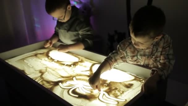 Bambini Disegnare Con Mani Sulla Sabbia Con Illuminazione — Video Stock