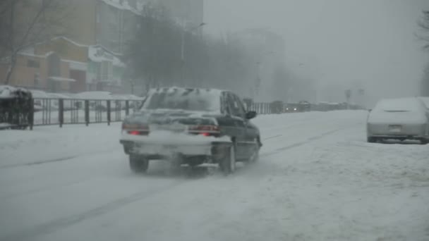 Snötäckta Staden Väg Med Bilar Snön — Stockvideo