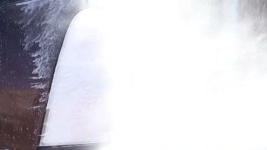 köpük ile kirli bir araba yıkama