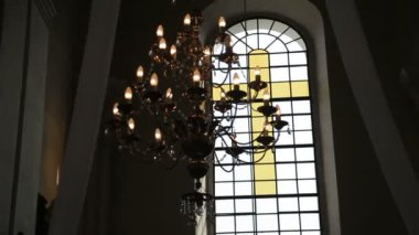 Bir kilise, avize vitray kilisenin arka planda Katolik Kilisesi düğün