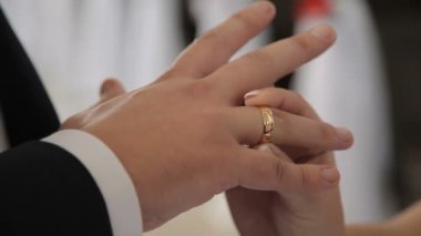 Damat bir yüzük takıyor gelini Katolik Kilisesi bir kilisede Damat Düğün Gelin için bir yüzük takıyor