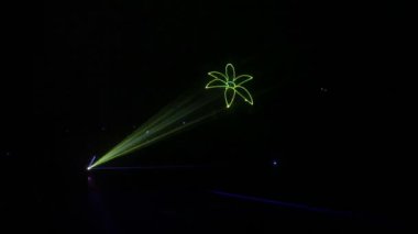 lazer ışık disko karanlıkta çok renkli ışınları gösterisinden. Uyarı, lazer ışınları fotoğraf makinesi duyumsal için tehlikeli