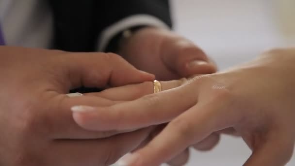 新娘在教堂里为新郎天主教会的婚礼打扮戒指新娘给新郎穿上戒指 — 图库视频影像