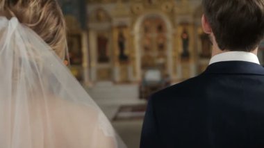 Düğün kilise, gelin ve damat. Gelin ve damat ile kilisede mumlar