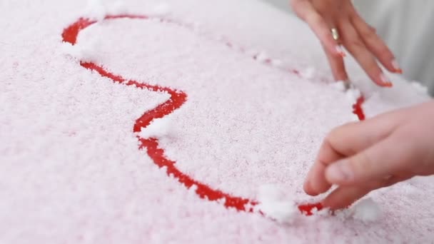 Una Coppia Amorevole Disegnare Cuore Nella Neve — Video Stock