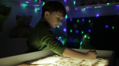 hildren aydınlatma kumla elleriyle çizmek