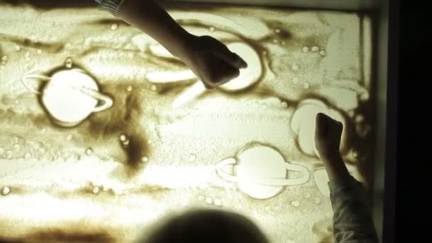 老师教孩子们用手在沙子上画画 — 图库视频影像