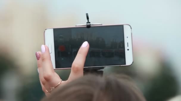 Menina Tira Fotos Telefone — Vídeo de Stock