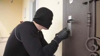 hırsız bir housedoor açmak için kilit-seçici hırsız tutarak kapı kilidi tatili