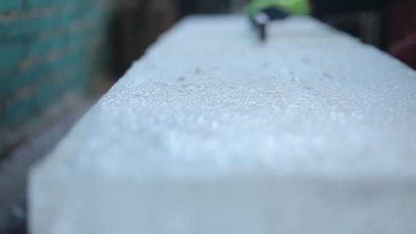 刮刀在冰层上进行运动 创造出一个冰雕 大师使用特殊工具 以粉碎形式冰件 雕塑从冰 — 图库视频影像