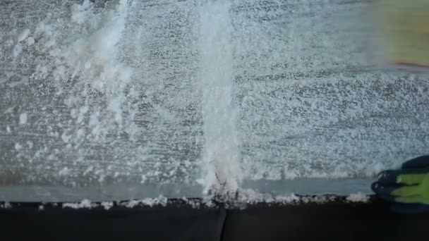 スクレーパーは 氷の彫刻を作成する氷の上の動きを実行します 特別なツールを挽くダウン フォーム氷片を使ってマスター 氷の削りくずは 平準化 氷氷の彫刻 — ストック動画