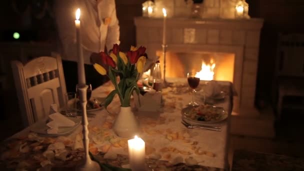 Detailní Záběr Mladý Pár Drželi Ruce Během Romantické Candlelight Jídelní — Stock video