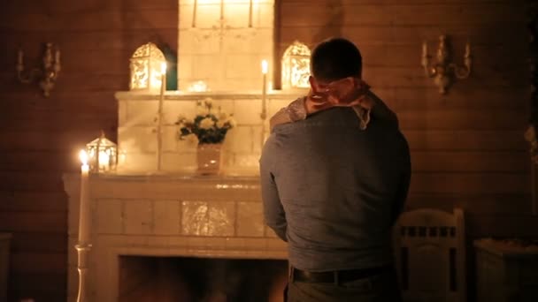 Detailní Záběr Mladý Pár Drželi Ruce Během Romantické Candlelight Jídelní — Stock video