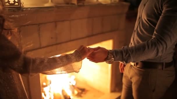 Close Van Jonge Paar Hand Hand Tijdens Een Romantisch Kaarslicht — Stockvideo