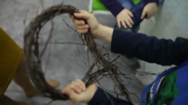 子供たちは鳥の巣を作る 鳥の巣 — ストック動画